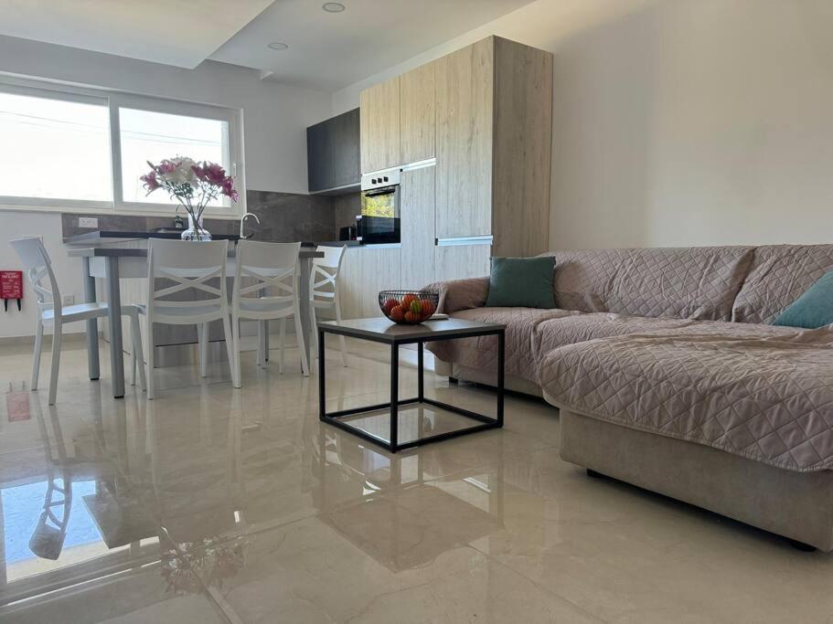 Modern Apartment, Large Backyard Апартаменты